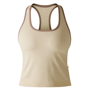 Vue détaillée du débardeur de yoga dos nageur avec texture côtelée et liseré contrasté