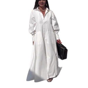 Détail d'une robe chemise blanche boutonnée avec revers classiques et manches longues