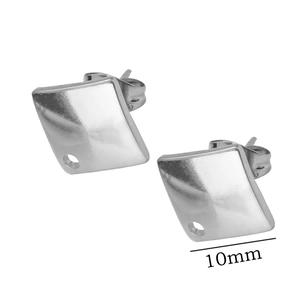 Makro-Detail von 10mm geometrischen Ohrsteckern mit Öse für DIY-Schmuckherstellung