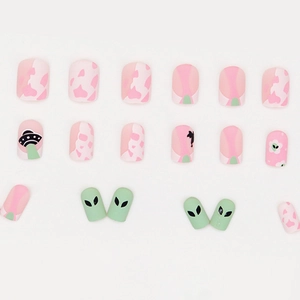 Faux ongles mats rose et blanc avec motifs alien de dessin animé, vache et OVNI