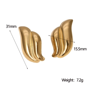 Detailansicht der 18k vergoldeten Flügel-Ohrringe mit Maßen von 31mm Länge und 15,5mm Breite