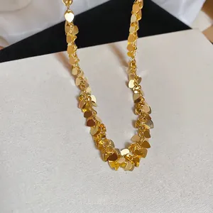 Collana dorata a frange con paillettes a forma di cuore stratificate su catena