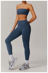 Detail von marineblauen High-Waist Yoga-Leggings und Sport-BH-Set mit matter Textur