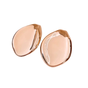 Boucles d'oreilles polies en or rose de forme feuille et design minimaliste