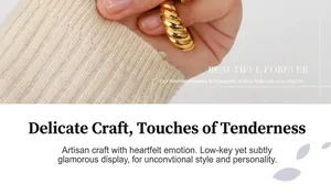Detailansicht eines 18K vergoldeten Croissant-Rings mit spiralförmiger Textur
