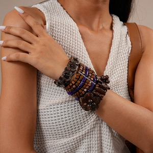 Bracciale multistrato bohémien con perline in legno scuro e fiore in guscio di cocco