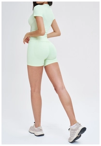 Détail de l'ensemble de yoga vert clair sans couture avec texture en maille ajustée