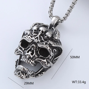 Vue détaillée du pendentif crâne punk en acier avec dimensions 50mm de haut et 29mm de large