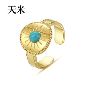Detail eines böhmischen Goldrings mit blauem Türkisstein und Sonnenstrahlstruktur