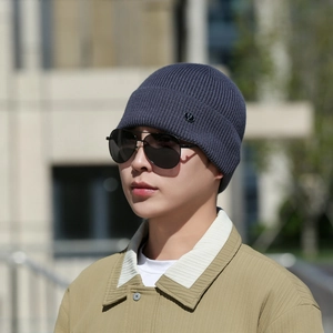 Men's dark blue ribbed knit beanie with metal logo badge for autumn and winter warmth