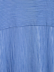 Vue détaillée de la texture du tissu à rayures bleues et blanches et de la couture