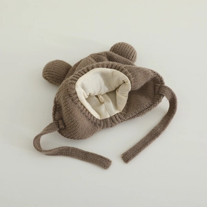 Detail der Baby-Bärenmütze mit braunem Grobstrick und weichem beigefarbenem Warmfutter