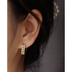 S925 silver U-shaped checkered earrings with black and white enamel in golden finish