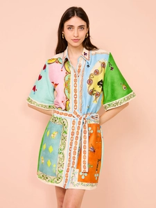 Detail des künstlerischen Spielkartendrucks auf Kurzarm-Hemdkleid mit verstellbarem Gürtel