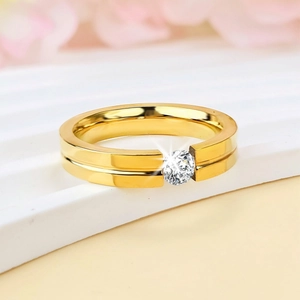 Classic 4mm gold polished stainless steel ring with a sparkling centered diamond setting