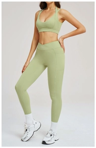 Détail du legging de yoga à taille haute avec ceinture croisée en V et poches latérales