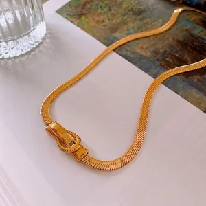 Collier maille serpent dorée en acier inoxydable avec boucle vintage sur fond artistique