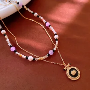 Collier multicouche vintage plaqué or avec pendentif relief rose et perles colorées
