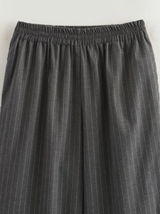 Détail du pantalon à rayures gris foncé avec taille élastique froncée et tissu de qualité
