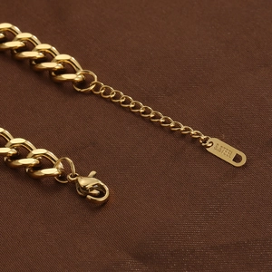 Détail de la chaîne gourmette en acier inoxydable plaqué or 18K avec fermoir mousqueton