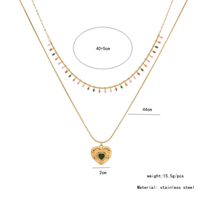 Détail d'un collier double épaisseur en acier doré avec spécifications de taille et poids