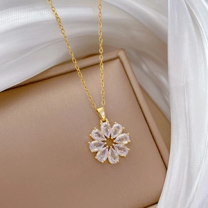Vue détaillée d'un collier tournesol doré avec zircons posé sur un écrin en velours