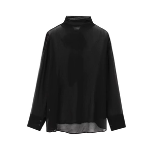 Détail d'une chemise en popeline noire transparente avec col montant et poignets boutonnés