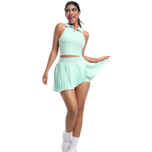 Détail d'un ensemble débardeur polo vert menthe et jupe de tennis plissée