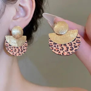 Boucles d'oreilles géométriques rétro avec métal doré brossé et motif léopard