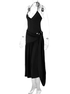 Detailansicht eines schwarzen Neckholder-Kleids mit Falten-Taille und seitlicher Schnürung