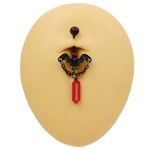 Λεπτομέρεια από gothic bat piercing ομφαλού με κόκκινο κρυστάλλινο μενταγιόν