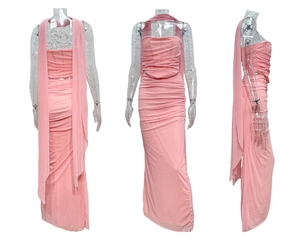 Vue en trois plans d'une robe bustier rose pâle ajustée avec mesh plissé et son châle