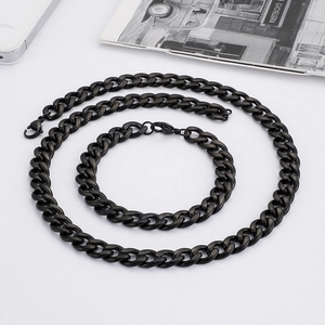 Vue détaillée de l'ensemble collier et bracelet à mailles cubaines en acier noir