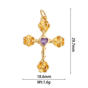 Détail du pendentif croix dorée avec 4 roses et zircon cœur violet, taille 29,7x18,6mm
