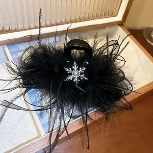 Eleganter Haarclip mit schwarzen Federn, silberner Strass-Schneeflocke und Perlendetail