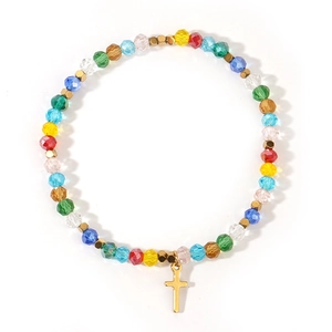 Kleurrijke kralenarmband met gouden kruishanger op een strakke witte achtergrond