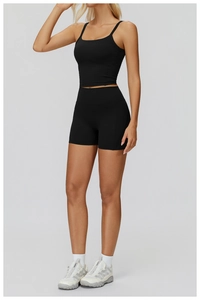 Dettaglio del set sportivo nero con top con scollo a U e leggings a vita alta
