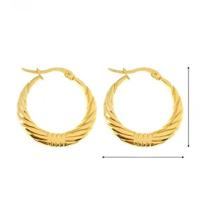 Dettaglio di orecchini a cerchio ritorti oro 29mm in acciaio inossidabile 18K e dimensioni
