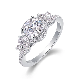Anello classico in argento S925 con grande moissanite rotonda e cornice di gemme