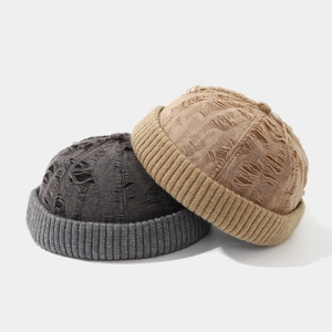 Bonnets docker rétro gris foncé et kaki avec un design en tricot texturé déchiré