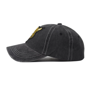Gewassen zwarte baseballpet met luipaardborduursel en distressed details op de klep