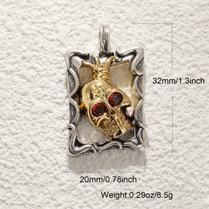Détail du pendentif tête de mort avec couronne, yeux rouges et dimensions 32x20mm