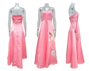 Drei Ansichten eines rosa Satin-Maxikleides mit trägerlosem Design und Blumenmuster
