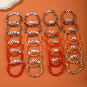 24er Halloween Armband-Set mit BOO und SPOOKY Perlen auf warmem orangefarbenem Grund