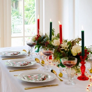 Tavola festiva decorata con luci a LED a forma di perla e candele natalizie
