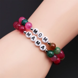 Bracelets en perles d'agate pour femmes avec charmes MAMA et MOM blancs au poignet