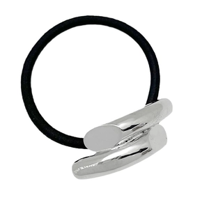 Élastique à cheveux minimaliste avec détail de cylindre métallique argenté sur fond blanc
