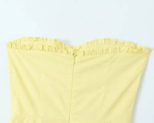 Détail du haut jaune dos nu montrant l'encolure à volants et la fermeture éclair cachée