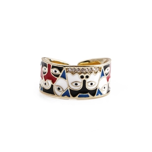 Vue détaillée du design d'œil en émail coloré sur une bague ajustable en cuivre doré