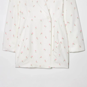Elegantes weißes langärmliges Blazer-Kleid mit rosa Blumendruck und taillierter Passform